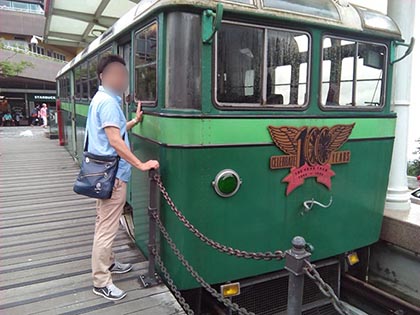 夫婦二人で香港旅行ピークトラムに乗る