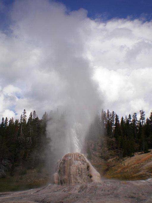 イエローストーン国立公園の間欠泉が大噴出